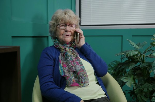 article-customer-survey-phone