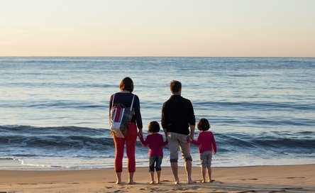 article-income-family-beach