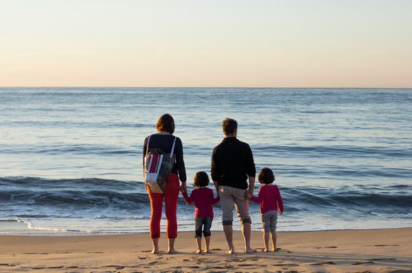 article-income-family-beach