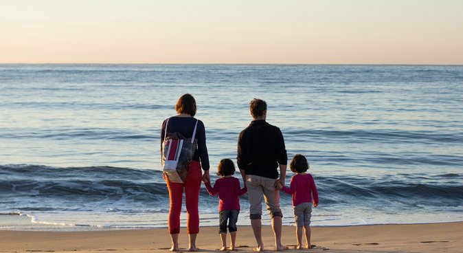 article-income-family-beach